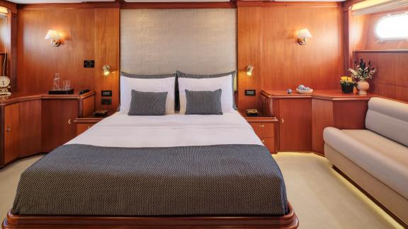 Stilvolles und komfortables Gästezimmer auf der 32 Meter langen Motoryacht Suncoco in Griechenland.