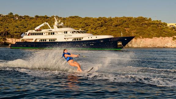 Genießen Sie aufregendes Wasserski hinter der luxuriösen Yacht Wind Of Fortune in Griechenland.