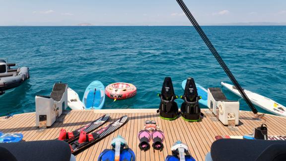 Verschiedene Wassersportgeräte auf dem Deck des Katamarans Sameli, bereit für Abenteuer im Meer.