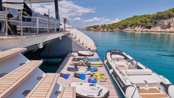 Wassersportausrüstung und Beiboot auf dem Deck des Katamarans Above & Beyond in Athen, bereit für Abenteuer.