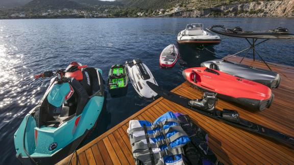 Jet-Skis, Surfboards und andere Wassersportgeräte auf der Yacht in Griechenland.