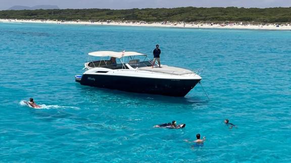 Die Cuca lädt bei Tagescharter zu einem erfrischenden Bad im türkisblauen Meer ein.