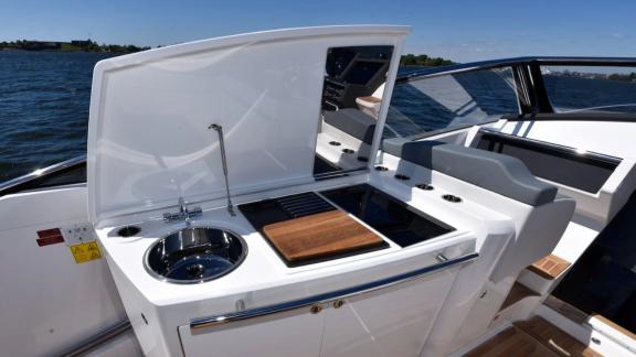 Ideal für Tagescharter bietet die Cuca eine praktische Outdoor Küche an Deck.
