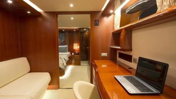 Gäste-Arbeitsbereich der Motoryacht Caelum