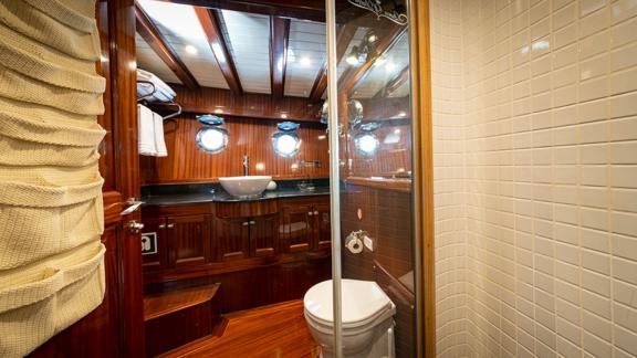 Super geräumiges Badezimmer. Sie können modernes Design und Sanitär sehen