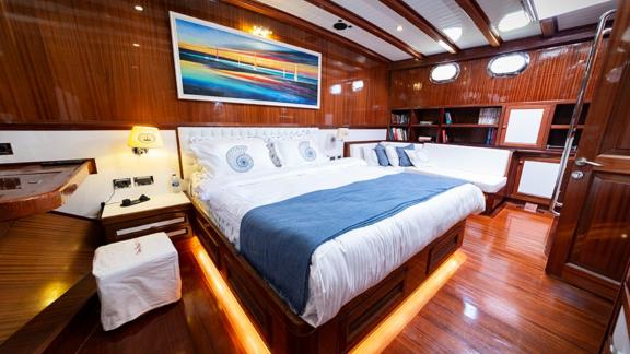 Geräumiges Schlafzimmer in modernem Design. Sie können eine komfortable Kabine sehen