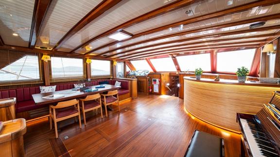 Ein Wohnzimmer in modernem Design. Ein Flügel ist zu sehen