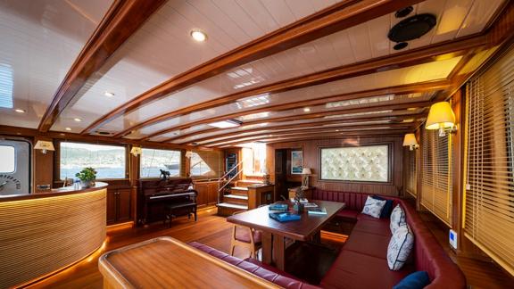 Exklusives Innendesign der Queen Of Datça Lounge. Sie können das burgunderfarbene Sofa und den Tisch sehen