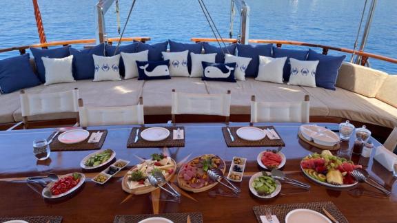 Ein schickes Mittagessen am Heck der Gulet. Zu sehen sind verschiedene Gerichte