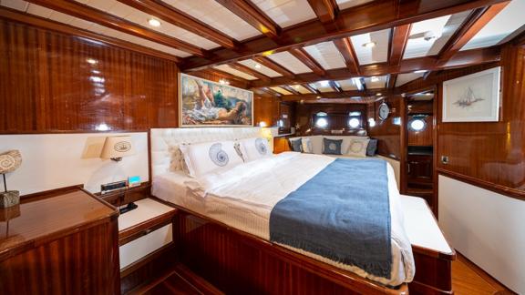 Ein vollständiger Blick auf die Schlafräume und das Kingsize-Bett mit Gemälden