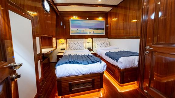 Zwei getrennte Betten in einem rustikalen Schlafzimmer auf der Queen Of Datça Gulet