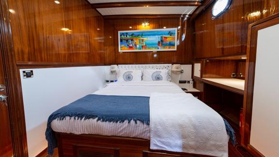 Ein Schlafzimmer der Königin von Datça in einer Gulet im rustikalen Stil. Gemütliches minimalistisches Design