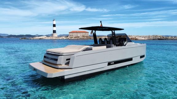 Die Motoryacht Alegria beeindruckt mit modernem Design und einer geräumigen Heckplattform im türkisfarbenen Wasser.