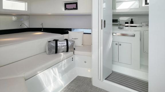 Der Innenraum der Motoryacht Alegria besticht durch einen komfortablen Sitzbereich und modernes Design.