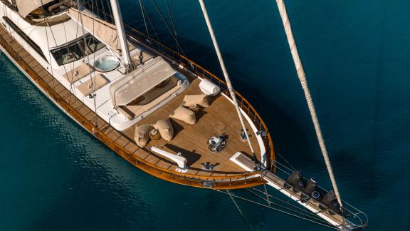 Die Gulet Alessandro 1 bietet ein komfortables Vorderdeck mit Sitzmöglichkeiten und freiem Blick aufs Meer.