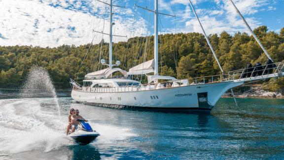 Die bei Split ankernde Alessandro 1 sorgt für Action mit Jet-Ski-Erlebnissen.