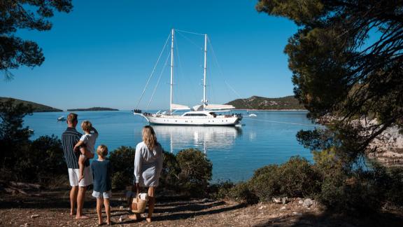 Der Gulet Alessandro 1 bietet Familien eine entspannte Auszeit in der Natur.