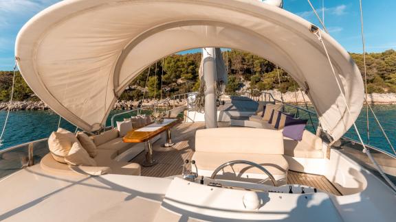 Das Oberdeck der Gulet Alessandro 1 bietet eine gemütliche, schattige Sitzecke für entspannte Momente.