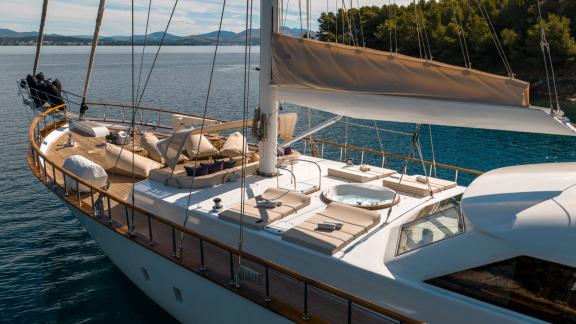 Das Oberdeck der Alessandro 1 bietet eine großzügige Liegefläche mit Whirlpool für entspannte Stunden.