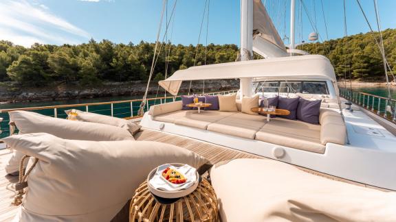 Das Vordeck der Gulet Alessandro 1 bietet eine bequeme Sitzecke mit Blick auf das Meer – ideal zum Entspannen.