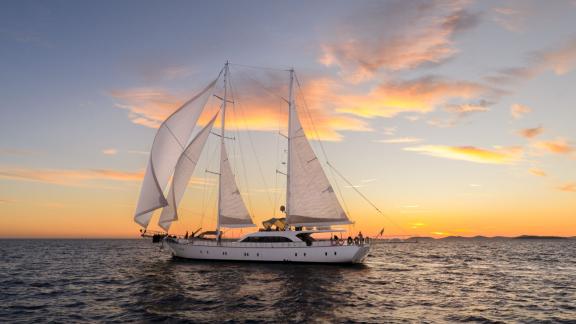 Die Gulet-Yacht Alessandro 1 fährt bei Split in den Sonnenuntergang und bietet Ruhe und Stil.