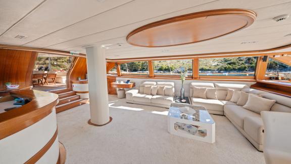 Die großzügige Sitzecke mit viel Tageslicht sorgt für eine ruhige Atmosphäre auf der Gulet Alessandro 1.