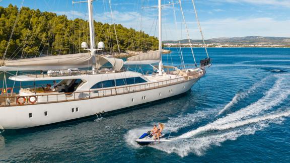 Gulet Alessandro 1 vor Anker in Split sorgt für aufregende Jet-Ski-Erlebnisse.