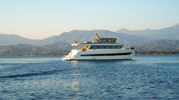 Die Trawler-Yacht Alessandro fährt ruhig entlang der Göcek-Küste – ideal für einen Charterurlaub.
