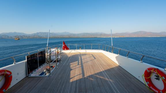 Das große Oberdeck der Alessandro bietet freien Blick auf die Küste von Göcek – perfekt zum Sonnenbaden.