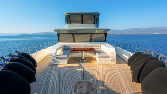Die Alessandro bietet auf dem Vorderdeck eine stilvolle Sitzecke – perfekt für Yachtcharter in Göcek.