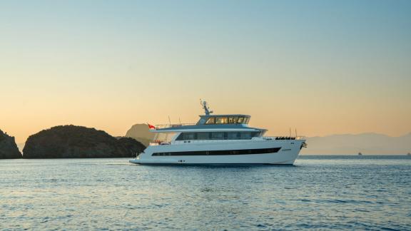 Die Alessandro liegt ruhig vor Anker bei Sonnenuntergang – perfekt für Yachtcharter in Göcek.