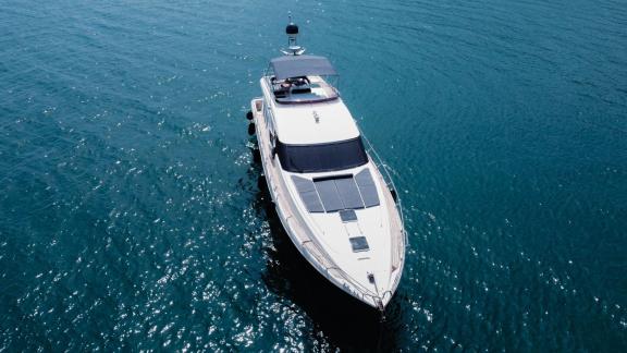 Die Yacht Alfa F fährt friedlich auf dem blauen Meer.