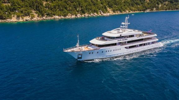 Motor yacht Alfa Mario with 16 cabins for rent in Croatia