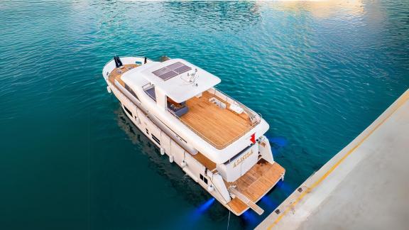 Die Yacht Almila, von oben im Hafen aufgenommen, beeindruckt mit ihrer geräumigen Deckfläche und modernem Design.