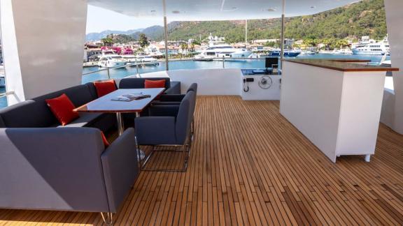 Auf dem offenen Deck der Motoryacht Almila in Marmaris gibt es eine bequeme Sitzgruppe und eine Aussicht.