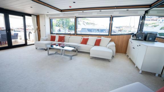 Im eleganten Salon der Motoryacht Almila in Marmaris gibt es eine großzügige Sitzecke und moderne Dekoration.