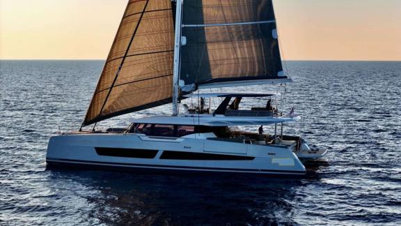 Fountaine Pajot'un Aloia 80 Katamaranı, Atina'da gün batımında yelken açıyor.