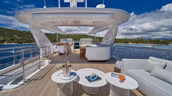 Flybridge яхты Azimut Grande 27 предлагает зону отдыха с видом на Кастелу.