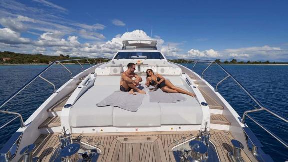 На носовой палубе яхты Azimut Grande 27 Aluminia Too комфорт и релакс под солнцем.