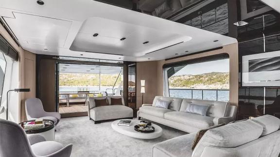В салоне Azimut Grande 27 уютная зона отдыха и панорамный вид у Кастелы.