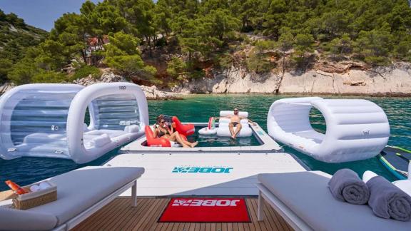 Azimut Grande 27 у Кастелы предлагает надувной лаунж и отдых на воде.