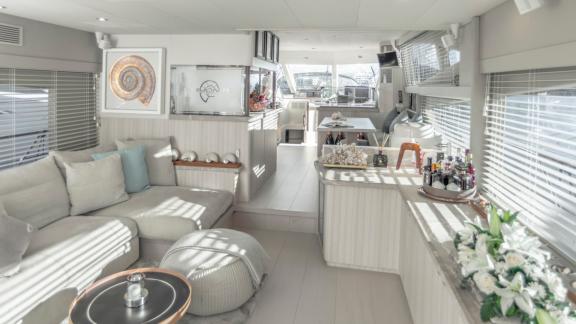 Der geräumige und moderne Salon der Motoryacht Ammonite bietet bequeme Sitzbereiche und elegantes Dekor.