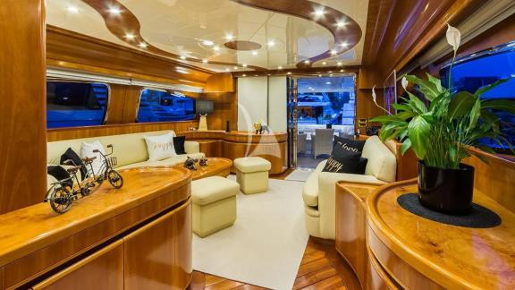 Im Salon der Yacht Amoraki befinden sich bequeme Sessel und modernes Dekor.