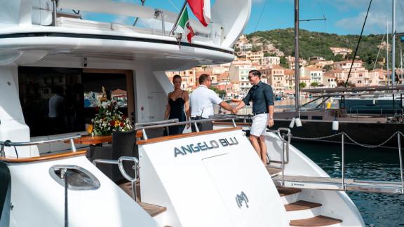 Кормовая палуба Angelo Blu служит комфортной зоной встречи гостей во время аренды яхты в Каннах.