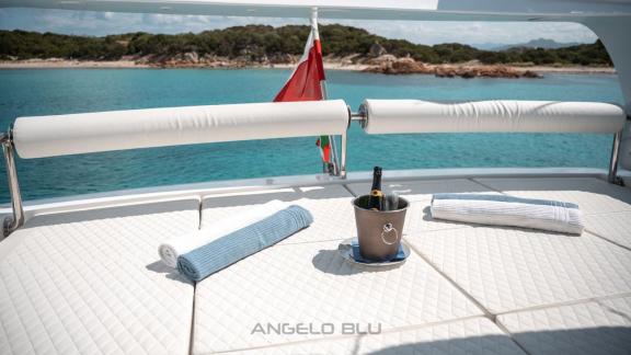 Кормовая зона для загара Angelo Blu подходит для отдыха с видом на море и яхтенного отдыха в Каннах.
