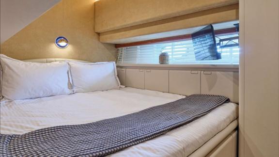 Apeiron Blue in Lavrion offers a comfortable and spacious guest cabin for private yacht charter holidays.
