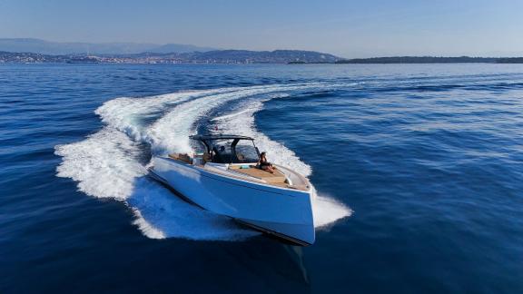 Among Cannes yacht charter options Arlias motor yacht shows sharp turn and fast cruising action.