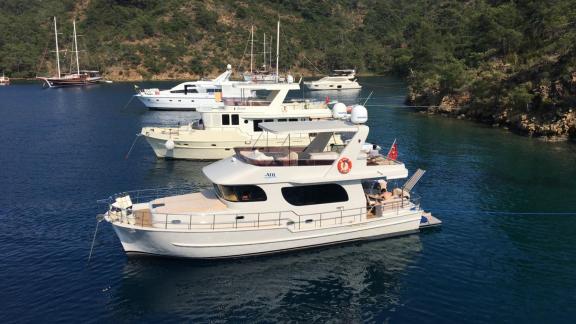 Trawler-Yacht Atıl im Hafen von Göcek, verankert mit anderen Yachten.