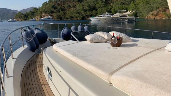 Auf dem Vorderdeck der Trawler-Yacht Atıl in Göcek befindet sich eine bequeme Liegefläche.