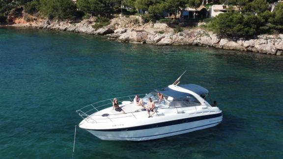 Gruppe genießt die Natur nahe der Küste auf der Motoryacht Barlovento Segundo.